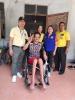 นายกเทศมนตรีตำบลพรหมโลกและเลขานุการนายก มอบรถเข็นแก่พิการ จำ