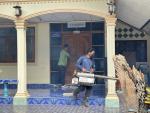 โรคไข้เลือดออก ดำเนินการฉีดพ่นหมอกควันและใช้ทรายอเบสโรยใส่พื